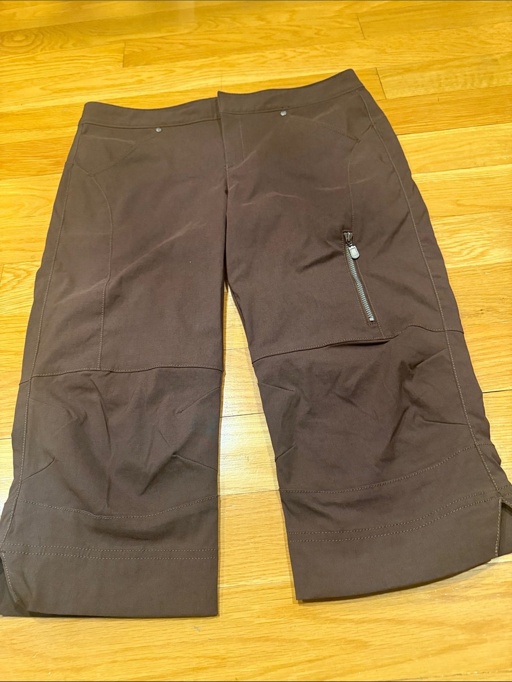 Athleta women’s brown  pocket capris size 6 .
